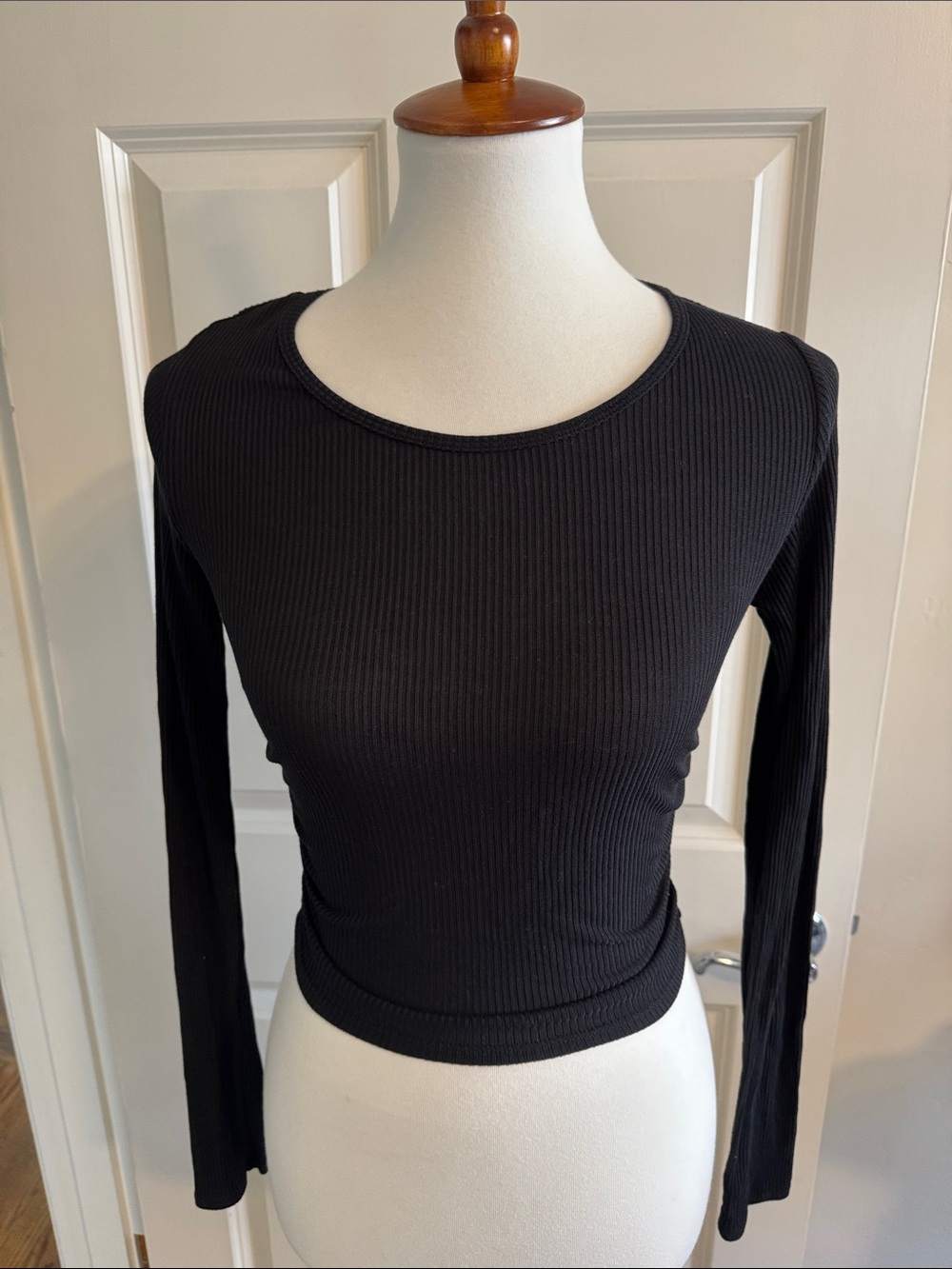 ALO Black Ribbed Long-Sleeve Crop Top - Women's